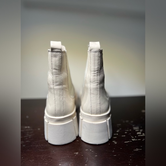 NEW Aqua Women's Bonds Lug Sole Ankle Boots Color Bone 6 7 M (Flaw: TWO SIZES) - Picture 2 of 9